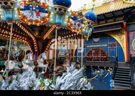 Kopenhagen / Dänemark - November 2019: Leeres Karussell in den Tivoli Gärten während der Weihnachtszeit. Dekorierter Park für Touristen. Berühmter Urlaubsort Stockfoto