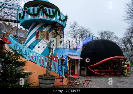 Kopenhagen / Dänemark - November 2019: Leerer Spielplatz in den Tivoli Gärten während der Weihnachtszeit. Dekorierter Park für Touristen. Berühmter Urlaubsort Stockfoto