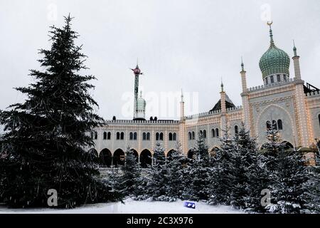 Kopenhagen / Dänemark - November 2019: Schönes Boutique-Hotel Nimb in Tivoli Gärten zu Weihnachten dekoriert. Weißer maurischer Palast hervorgehoben Stockfoto