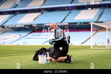 Etihad Stadium Head Groundsman Lee Jackson desinfiziert die Reserveballen vor dem Premier League-Spiel im Etihad Stadium, Manchester. Stockfoto