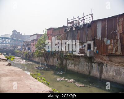 Arme und verarmte Slums von Dharavi in der Stadt Mumbai. Stockfoto