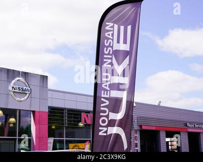 Bordeaux , Aquitaine / Frankreich - 06 20 2020 : Nissan Logo auf Händlerauto mit Juke Flagge der japanischen Marke Stockfoto