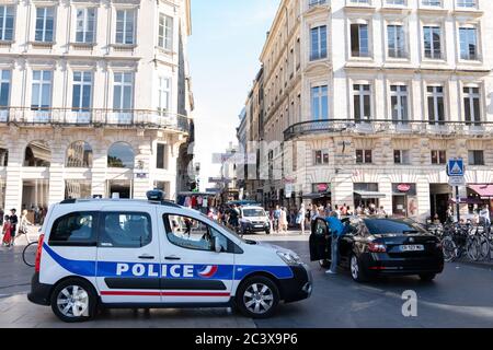 Bordeaux , Aquitaine / Frankreich - 06 14 2020 : Polizei nationale Auto und Schild Logo Aufkleber in französisch Straße in bordeaux Stadt Stockfoto
