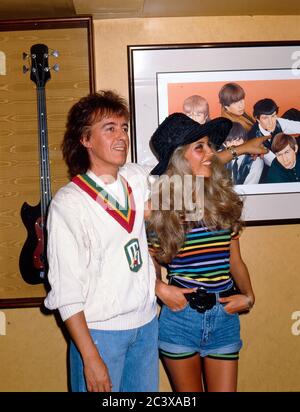 Bill Wyman mit ihrer Verlobten Mandy Smith im Restaurant Sticky Fingers von Wyman am 2. Juni 1989 Stockfoto