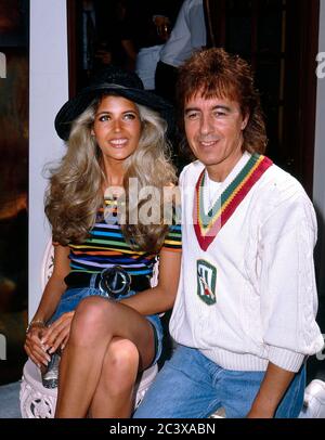 Bill Wyman mit ihrer Verlobten Mandy Smith im Restaurant Sticky Fingers von Wyman am 2. Juni 1989 Stockfoto