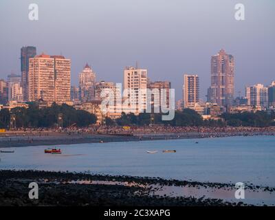 Blick auf die Skyline von Mumbai vom Marine Drive in Mumbai, Indien. Stockfoto