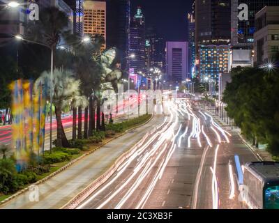 Lichter der Autos in Jakarta. Indonesien. Stockfoto