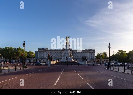 Zwei Biker fahren vor dem Londoner Aquarium Stockfoto