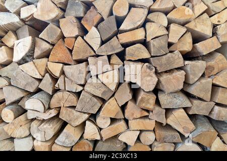 Stapel von Brennholz, Buchenholz. Stockfoto