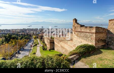 Panoramablick auf Thessaloniki und die Ruinen der mittelalterlichen Festung, Olymp im Hintergrund, Mazedonien, Griechenland. Stockfoto