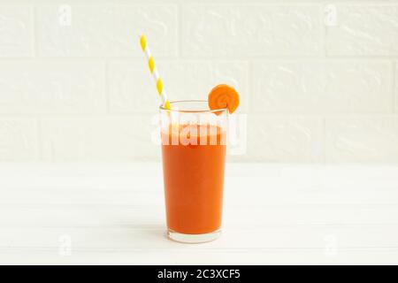 Ein Glas Bio-Karottensaft und frische Karotte Stockfoto
