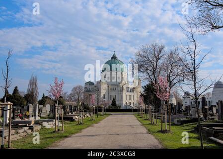 Karl Borromäus Kirche im Wiener Zentralfriedhof im Frühling Stockfoto