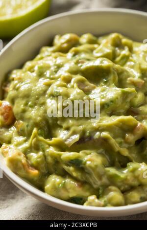 Hausgemachte Bio-Guacamole und Chips mit Limette Stockfoto