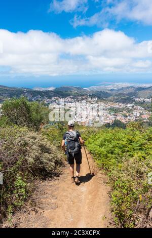 Wanderweibchen auf Bergwanderweg mit Blick über Teror Dorf auf Gran Canaria, Kanarische Inseln, Spanien Stockfoto