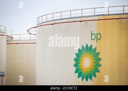 BP-Kraftstoffspeicher in Raffinerie Stockfoto