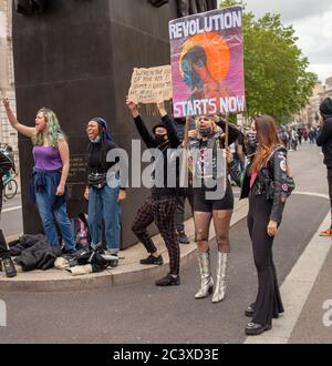 London UK 13. Juni 2020. BLM-Anhänger halten Plakate in Whitehall hoch, um gegen den Tod von George Floyd zu protestieren. Quelle: Ian Humphreys Stockfoto