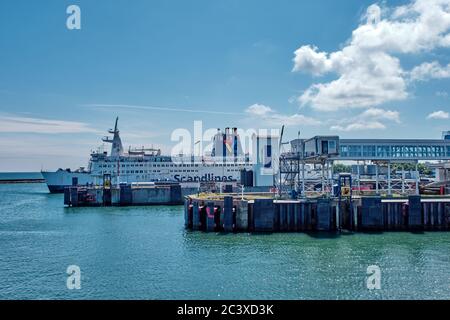 Die Fähre Scandlines steht im Hafen an der Ostsee Stockfoto