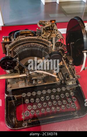 Eine Lorenz T-32 Springschreiber-Maschine aus den 1930er Jahren, ausgestellt in Bletchley Park, Bletchley, Buckinghamshire, Großbritannien. Stockfoto