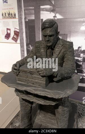 Eine ungewöhnliche Schiefer Skulptur von Alan Turing (durch Stephen Kettle) in Bletchley Park, Bletchley, Buckinghamshire, England. Stockfoto