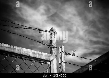 Elektrifizierte Zäune, Schutz und Sicherheit Stockfoto