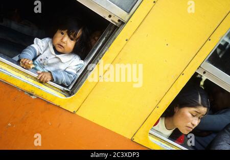 Neugieriges Kind und seine Mutter im Zug nach Machu Pichu. Peru Stockfoto