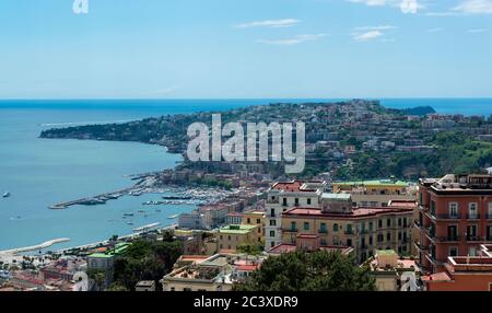 Panoramablick auf Neapel von der mittelalterlichen Festung Castel Sant'Elmo auf dem Vomero-Hügel, Neapel, Italien Stockfoto