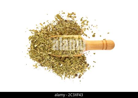 Yerba Mate mit einem Holzlöffel auf isolieren einen weißen Hintergrund Stockfoto