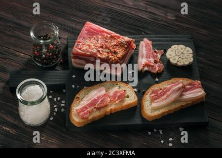 Sandwiches mit Knoblauch, Pfeffer und anderen Gewürzen Stockfoto