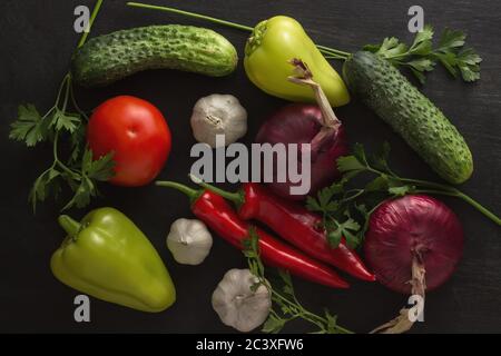 Gemüsesortiment aus Gurken, Zwiebeltomaten mit Knoblauch und bitterem und süßem Pfeffer Stockfoto