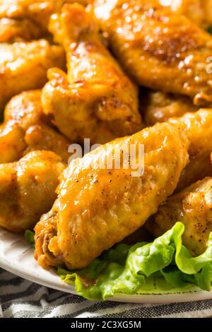 Hausgemachte würzige Buffalo Chicken Wings mit Ranch Stockfoto