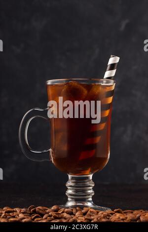 Kaffee kalt brauen mit Eis in einem Glas und mit einem Stroh Stockfoto