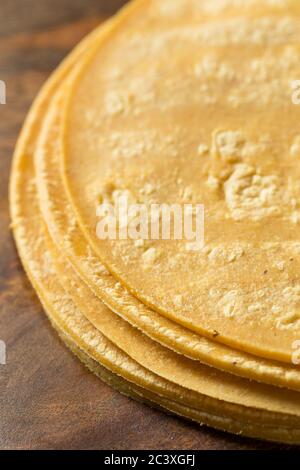 Frisch hausgemachte Mais Tortillas bereit zum Kochen Stockfoto