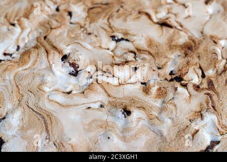 Textur von gebackenem Baiser, der hausgemachten Krümelkuchen mit Erdbeermarmelade bedeckt. Streuselkuchen, Kuchenhintergrund, Draufsicht Stockfoto