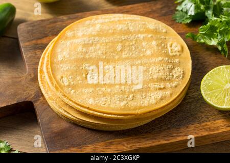 Frisch hausgemachte Mais Tortillas bereit zum Kochen Stockfoto