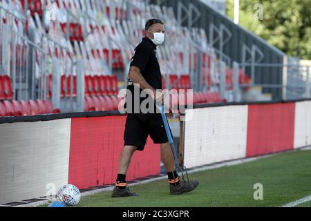 Exeter, Großbritannien. Juni 2020. Die Bodenmannschaft trug PPE-Masken während der EFL Sky Bet League 2 Play-offs Halbfinale zwischen Exeter City und Colchester United am 22. Juni 2020 im St James' Park, Exeter, England. Foto von Dave Peters. Nur für redaktionelle Zwecke, Lizenz für kommerzielle Nutzung erforderlich. Keine Verwendung in Wetten, Spielen oder Publikationen einzelner Vereine/Vereine/Spieler. Kredit: UK Sports Pics Ltd/Alamy Live Nachrichten Stockfoto