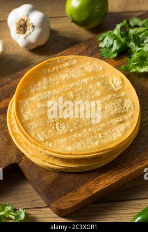 Frisch hausgemachte Mais Tortillas bereit zum Kochen Stockfoto