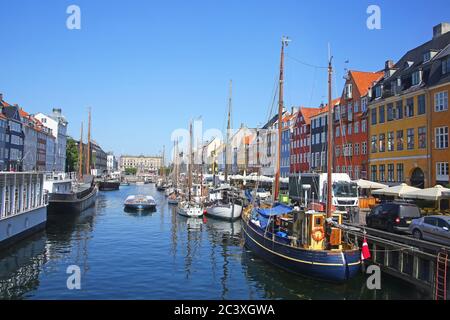 Nyhavn, ein historisches Hafengebiet aus dem 17. Jahrhundert mit Holzschiffen, Kanal, bunten Gebäuden und Unterhaltungsviertel in Kopenhagen, Dänemark. Stockfoto