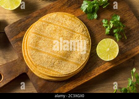 Frisch hausgemachte Mais Tortillas bereit zum Kochen Stockfoto