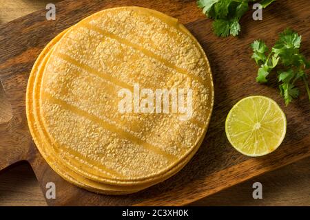 Frisch hausgemachte Mais Tortillas bereit zum Kochen Stockfoto