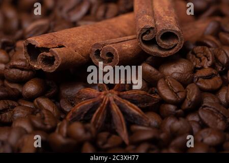 Sternanis und Zimtsticks auf Kaffeebohnen Stockfoto