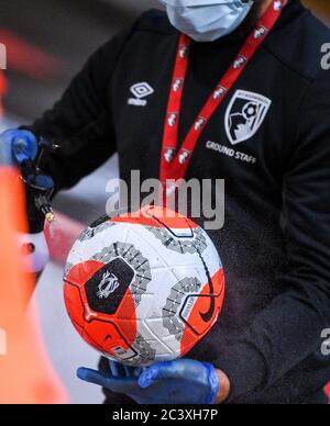 Vitality Stadium, Bournemouth, Dorset, Großbritannien. Juni 2020. Englisch Premier League Football, Bournemouth Athletic versus Crystal Palace; footballs are sanitized reguarly Kredit: Action Plus Sports/Alamy Live News Stockfoto