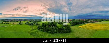 Schöne Panorama-Luftaufnahme über eine Landschaft Sonnenaufgang mit Feldern und Bäumen in süddeutschland Stockfoto