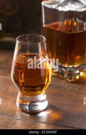 Alkohol Amber Whiskey in einem Snifter bereit zu trinken Stockfoto