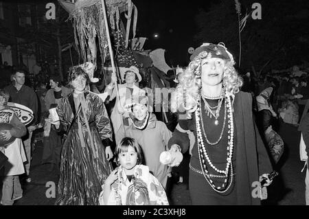 Familie bei der Greenwich Village Halloween Parade in Kostümen, New York City, USA in den 1980er Jahren mit Black & White Film bei Nacht fotografiert. Stockfoto