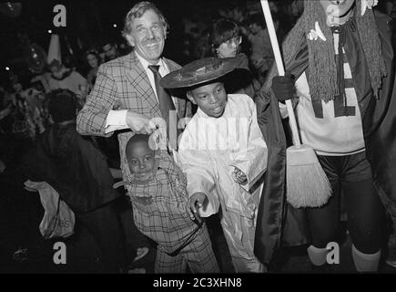 Familie bei der Greenwich Village Halloween Parade, New York City, USA in den 1980er Jahren mit Black & White Film bei Nacht fotografiert. Stockfoto