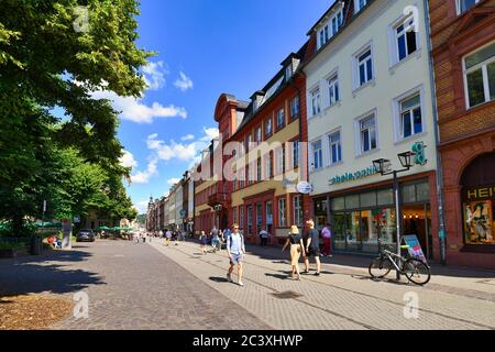 Heidelberg, Deutschland - Juni 2020: Menschen, die an sonnigen Sommertagen die Einkaufsstraße entlang in der Altstadt laufen Stockfoto