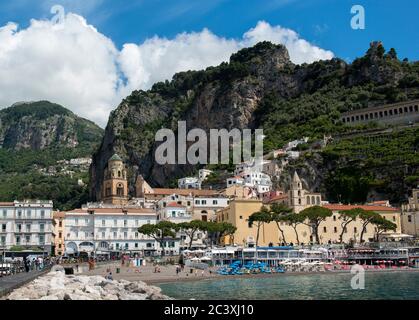 Blick auf Amalfi mit Dom von St. Andreas Kathedrale, Amalfi, Amalfiküste, Italien Stockfoto