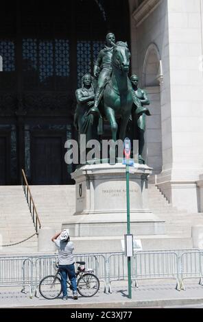 New York, USA. Juni 2020. Ein Mann fotografiert die Statue von Theodore Roosevelt vor dem American Museum of Natural History in New York, USA, am 22. Juni 2020. Die Statue von Theodore Roosevelt auf einem Pferd am Eingang des American Museum of Natural History in New York City wird entfernt, aufgrund "der rassischen Hierarchie, die es darstellt", so das Museum. Die Bronzestatue des 26. Präsidenten der Vereinigten Staaten, flankiert von einem Afroamerikaner und einem Indianer, steht seit 1940 vor dem Museum. Quelle: Wang Ying/Xinhua/Alamy Live News Stockfoto