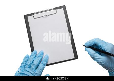Hände in blauen Handschuhen auf einem Klemmbrett mit einem Stift auf weißem Hintergrund. Isolieren Stockfoto