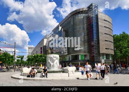 Frankfurt am Main, Deutschland - Juni 2020: Einkaufsstraße Zeil mit Brockhaus-Brunnen an einem sonnigen Tag voller Menschen in der modernen Frankfurter Stadt Stockfoto